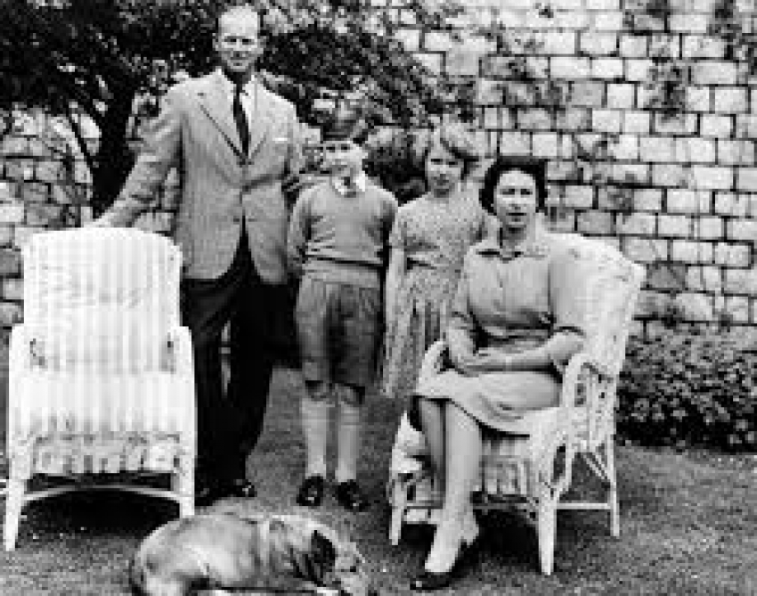 Ecco la Regina Elisabetta ed i suoi cani Corgi, razza quasi sconosciuta
